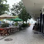 A Poucos Passos Do Mar